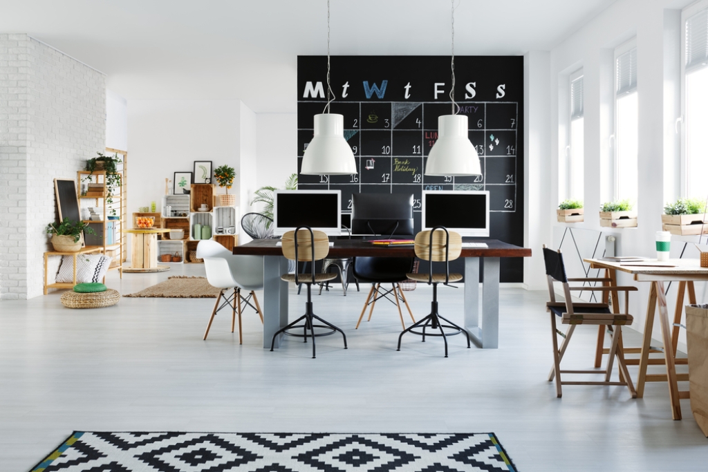 Kebijakan hybrid working mengurangi permintaan ruang kantor. Foto: Shutterstock