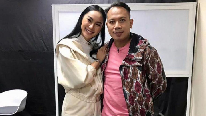 Kalina Beberkan Foto Mesra Vicky Prasetyo dengan Wanita Lain Semasa Menikah