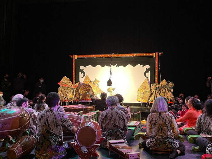 Keren! Wayang Kulit Berbahasa Prancis dan Gamelan Dipentaskan di Kota Evry