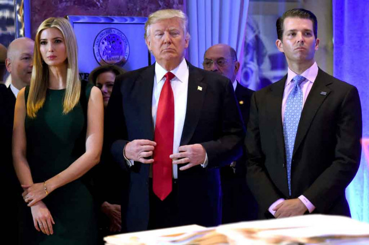 Foto Terpopuler: Donald Trump Diperiksa Pengadilan hingga Penetapan Anggota KPU-Bawaslu