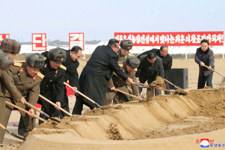 Kala Kim Jong Un Lakukan Peletakan Batu Pertama Ryonpho Greenhouse Farm
