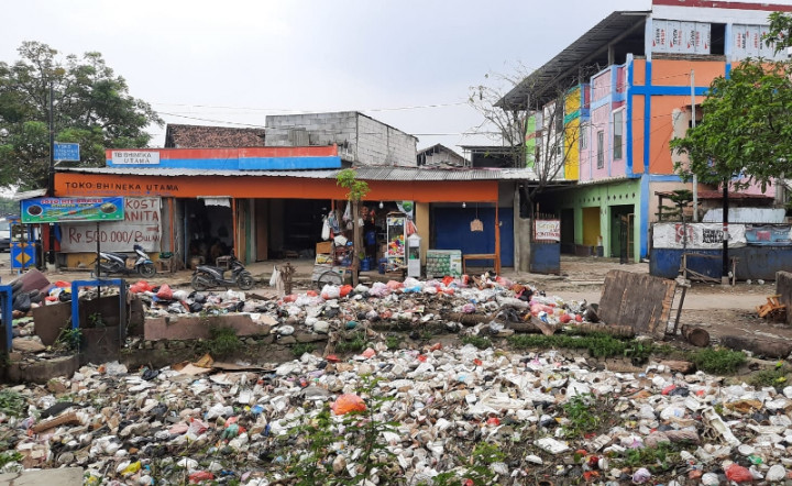 Tumpukan Sampah Hiasi Kali Wates Kabupaten Tangerang