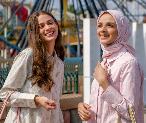 Meskipun, banyak menggunakan warna dari karakter Mini Mouse yaitu merah dan hitam, tapi pada koleksi The Dream Park Series ini juga tersedia warna-warna pastel ciri khas Buttonscarves yang otentik.  (Foto: Dok. Buttonscarves)