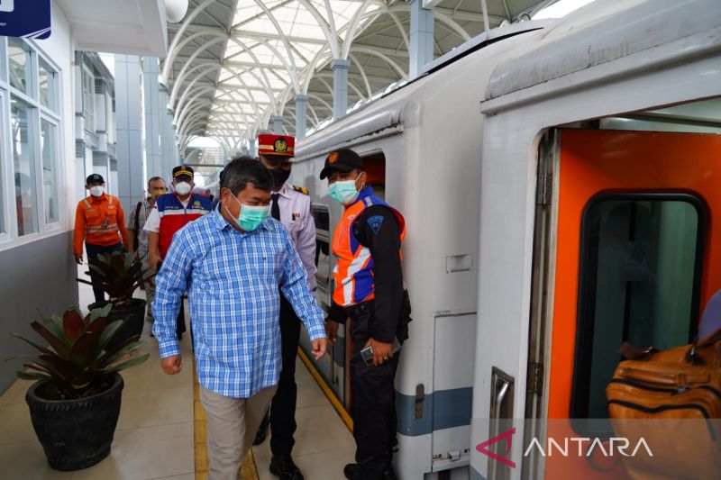 Bupati Garut Rudy Gunawan hendak menumpang kereta api uji coba tujuan Stasiun Pasar Senen, Jakarta di Kabupaten Garut, Jawa Barat, Minggu (20/2/2022). (ANTARA/HO-Diskominfo Garut)