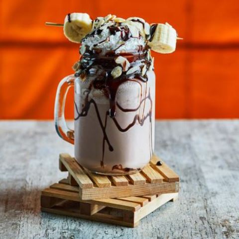 Intip cara membuat choco banana milkshake. (Foto: Dok. Endeus TV)