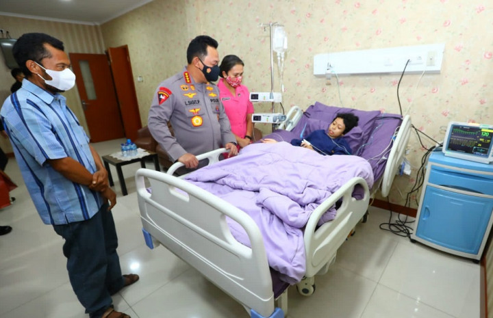 Kapolri Jenguk Sinta Aulia, Anak Penderita Tumor Kaki yang Viral