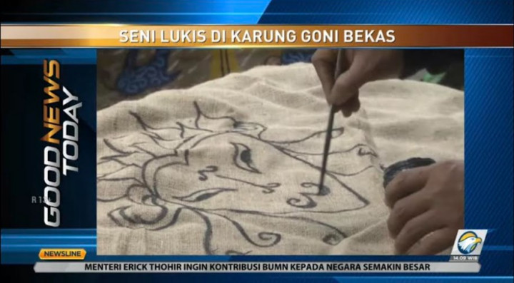 Keren! Pria Asal Malang Berkarya Seni di Karung Goni