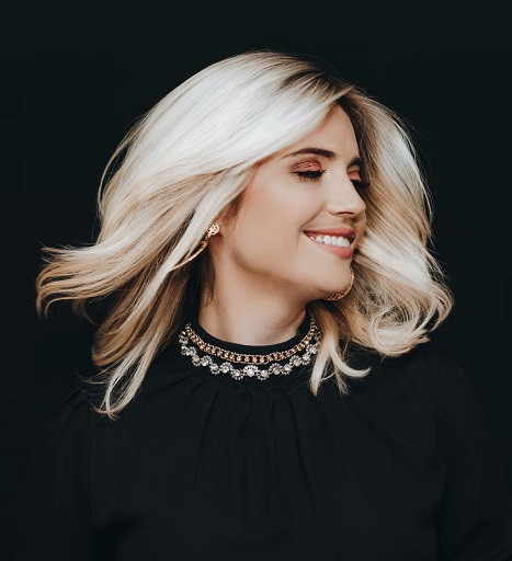 Menggunakan hair mist adalah cara terbaik untuk menjaga rambut tetap wangi sepanjang hari.  (Foto: Ilustrasi. Dok. Unsplash.com)