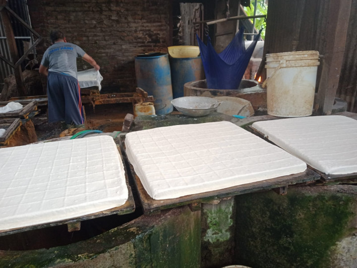 Perajin Tahu dan Tempe di Jepara Kurangi Produksi