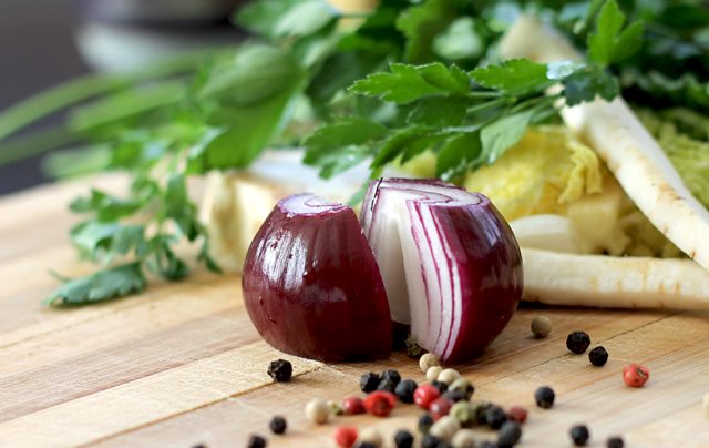 Alasan Mengapa Mengiris Bawang Membuat Kamu Menangis