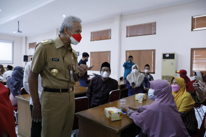 Ganjar Pranowo Serahkan Rp107 Miliar untuk Bantu 2.201 Lembaga Agama