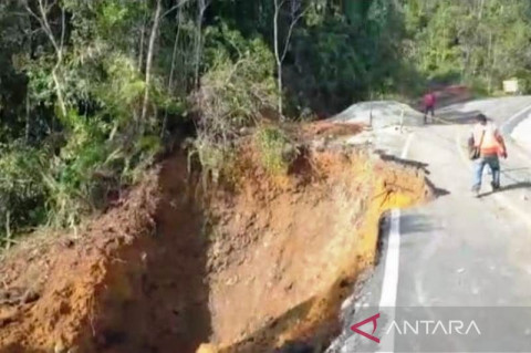 Akses Jalan Nasional Hutan Lindung Nagan Raya Aceh Terputus Longsor