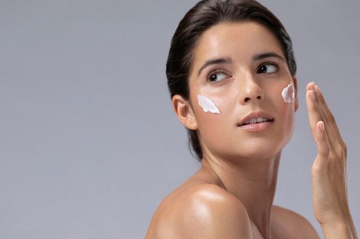 Serum atau Pelembap Dulu? Ini Urutan Memakai Skincare yang Benar