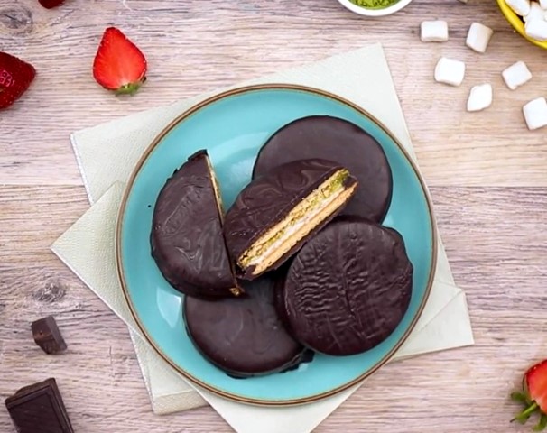 Buat sandwich biskuit cokelat yang pasti enak dan antigagal. (Foto: Dok. Endeus TV)