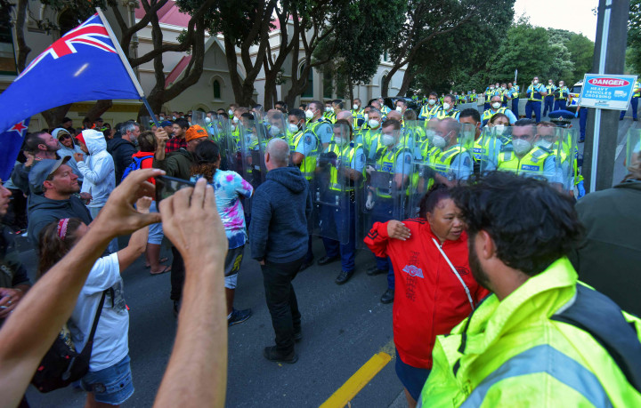 Demonstrasi Anti-Vaksin Covid-19 di Selandia Diwarnai Kericuhan