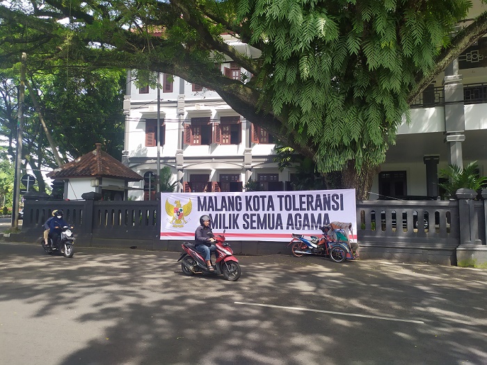 Spanduk Berisi Kritikan Malang Halal City Terpasang di Gedung DPRD