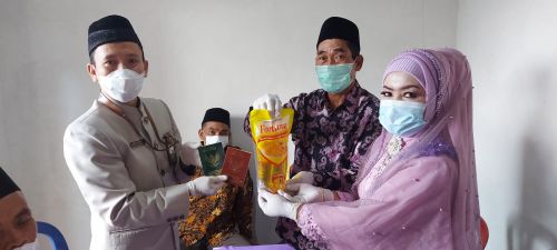 Unik, Pasangan Pengantin di Ponorogo Jadikan Minyak Goreng Sebagai Mahar