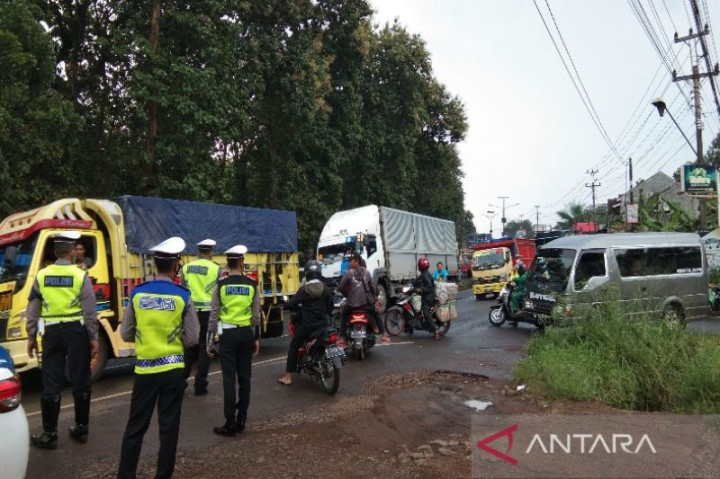 Sopir Truk Blokade Jalan Pantura Batang, Kemacetan Mengular 1 Km