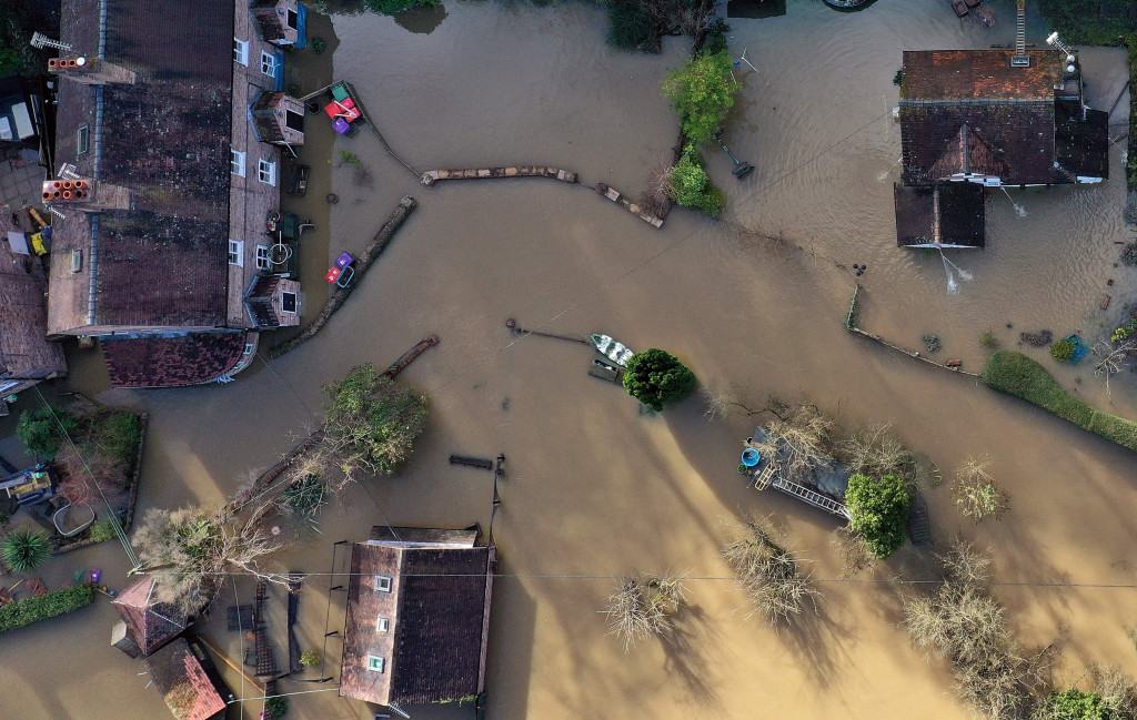Kondisi Sungai Severn Pascaditerjang Tiga Badai Dahsyat