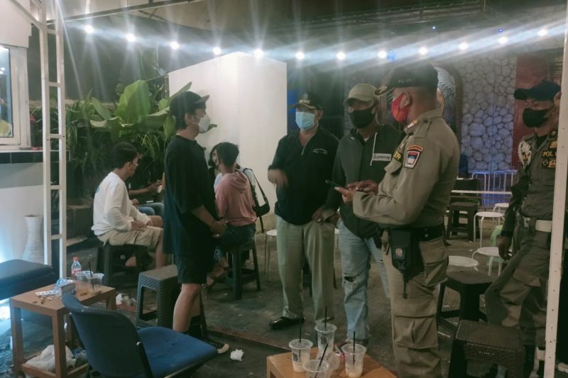 Anggota Satpol PP Padang tengah menertibkan kafe di daerah itu yang masih abai menerapkan protokol kesehatan. ANTARA/ Satpol PP Padang