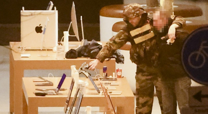 Penyanderaan di Sebuah Toko Apple Amsterdam, Pelaku Bersenjata Api