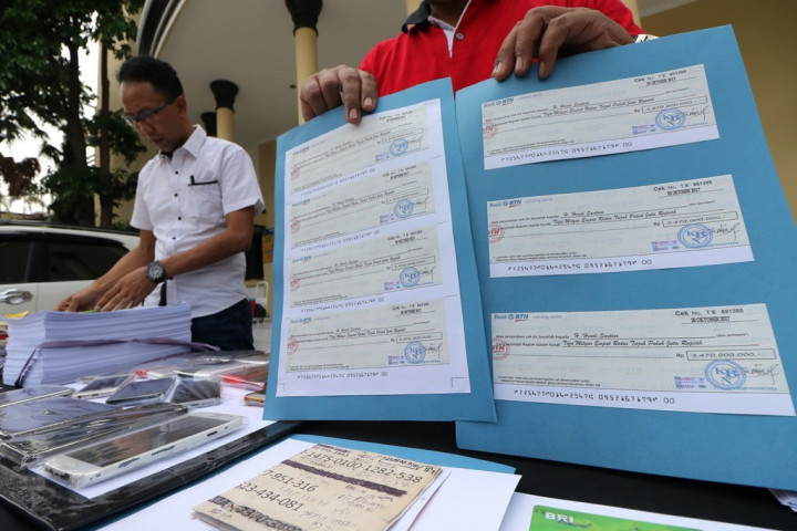 Istri Anggota Polisi jadi Bandar Penipuan Arisan Daring, Kerugian Capai Rp8,7 Miliar