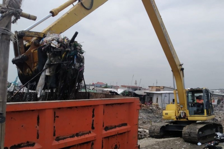 Ratusan Petugas Kebersihan Gerebek Sampah di Kampung Nelayan Kalibaru