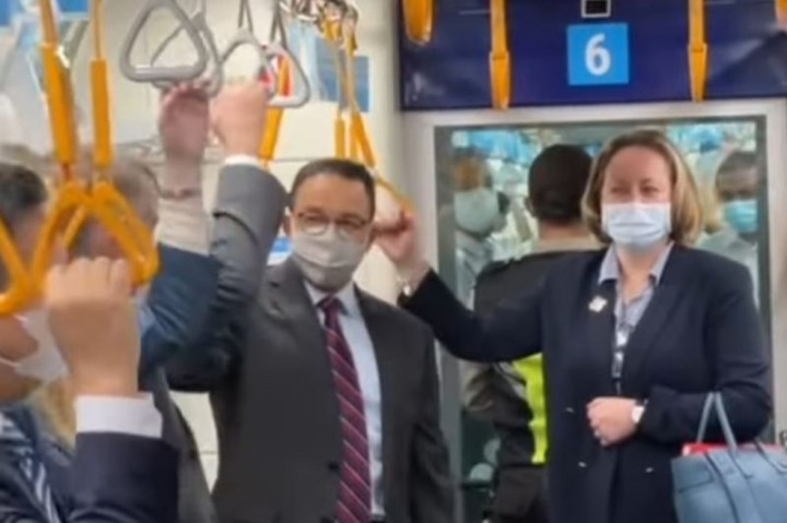 Anies Ajak Mendag Inggris Naik MRT