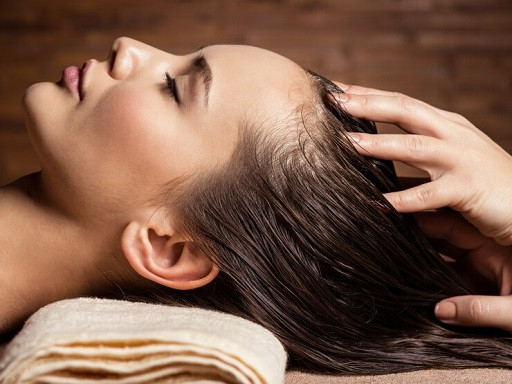 Selain mudah dilakukan, hair spa cream buatan sendiri ini juga sama efektifnya dengan perawatan rambut intensif di salon. (Foto: Ilustrasi. Dok. Freepik.com)
