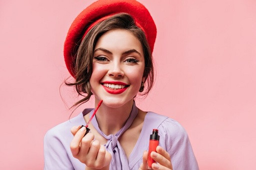 Ada baiknya sebelum memilih lipstik cair yang bagus kamu mencari tahu soal kualitas dari lipstik tersebut. (Foto: Ilustrasi. Dok. Freepik.com)