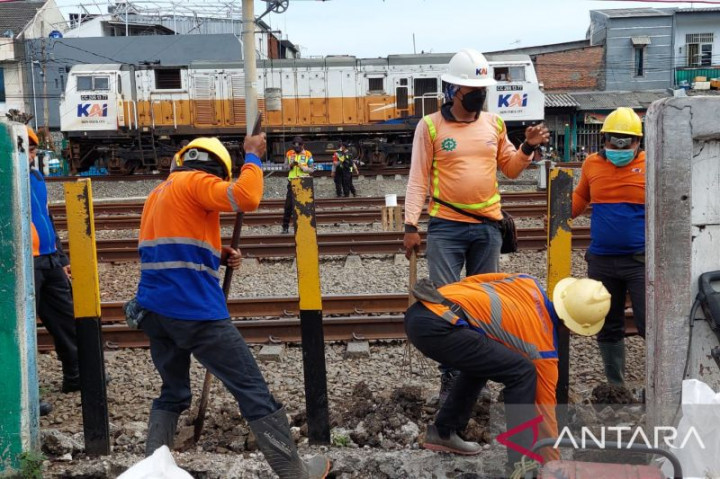 KAI Tutup Lintasan Liar Stasiun Lemahabang-Kedunggedeh Bekasi