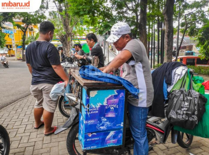Tak Saling Bersaing, Para Penjahit Keliling di Semarang Justru Berbagi Keuntungan