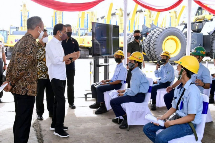 Jokowi Tinjau Vaksinasi Booster di Kawasan Industri