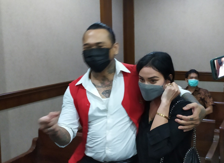 Didampingi Istri, Jerinx Hadapi Sidang Vonis