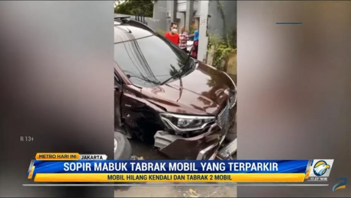 Sopir Tabrak Mobil yang Terparkir, Diduga Mabuk Berat