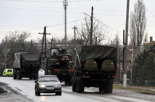 Truk militer Rusia bergerak ke Ukraina untuk melakukan serangan darat. Foto: AFP