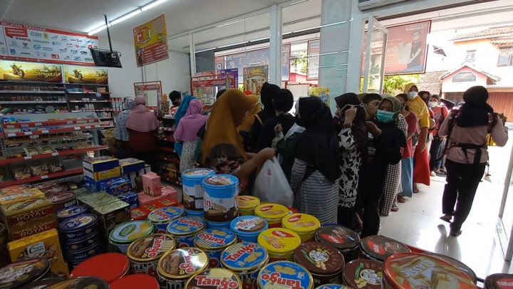 Warga Jepara Antre Berjam-jam Demi 2 Liter Minyak Goreng