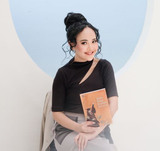 Jadi Wisudawan Berprestasi, Alumnus FH UNAIR Ini Bukukan Kisahnya