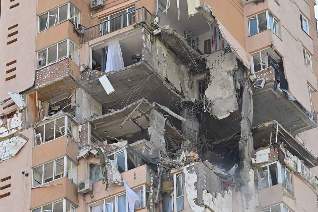 Foto: Blok Apartemen di Kiev Menganga Dihajar Rudal
