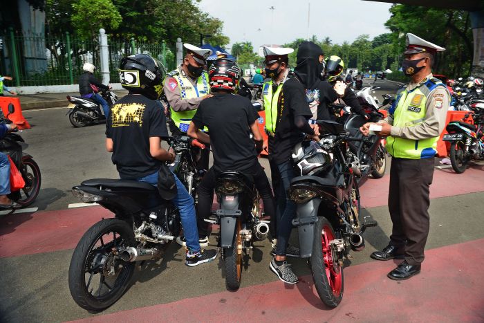 Mulai Tanggal 1 Maret 2022, Tidak Pakai Helm SNI Siap-siap Kena Tilang