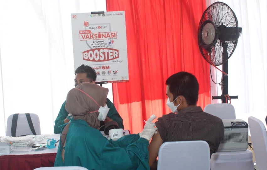 Masyarakat melakukan vaksinasi Covid-19 booster.