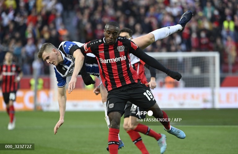 Penyerang Bayer Leverkusen, Moussa Diaby, berduel dengan bek Arminia Bielefeld, Joakim Nilsson (AFP/Ina Fassbender)