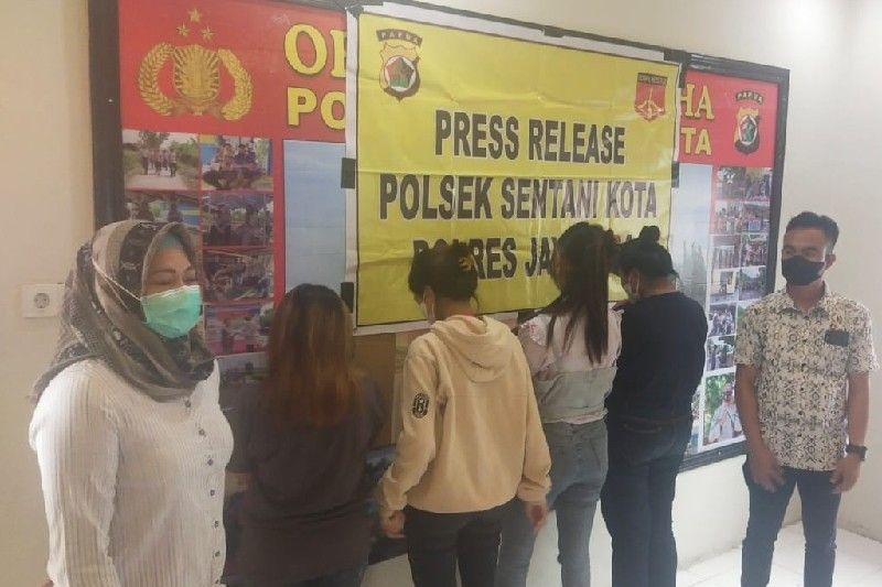 Empat remaja asal Sukabumi, Jawa Barat yang menjadi korban human trafficking saat diserahkan ke Polres Sukabumi oleh Polres Paniai, Polda Papua. ANTARA/HO/Polres Paniai