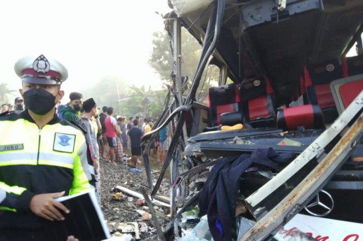 Bus Pariwisata Terobos Palang Kereta Api di Tulungagung, 4 Penumpang Dilaporkan Tewas