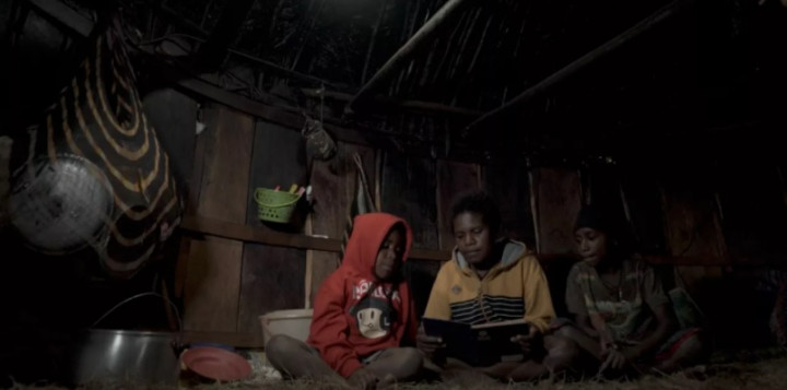 Lampu Tenaga Surya Terpasang di Yakuhimo dan Lanny Jaya