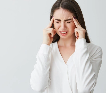 Beda sakit kepala biasa dengan sakit kepala omicron. Foto: Freepik.