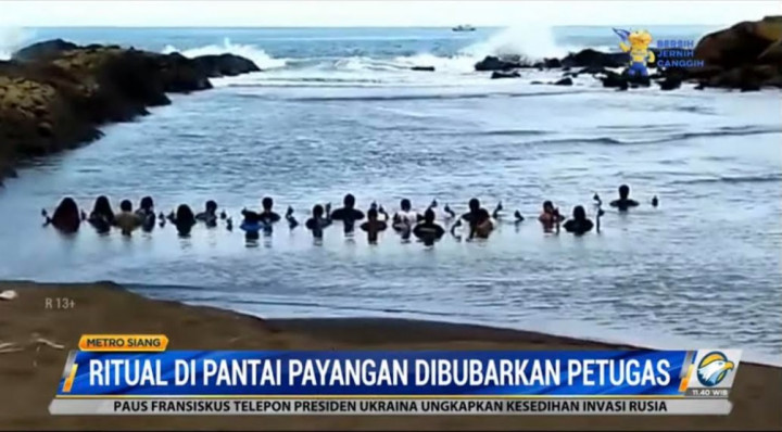 Polisi Bubarkan Kelompok yang Gelar Ritual di Pantai Payangan Jember