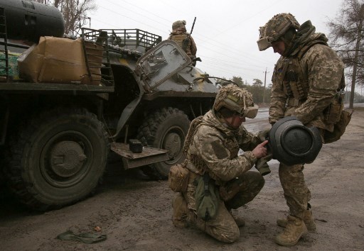 Pasukan Ukraina tengah mempersiapkan senjata antirudal. Foto: AFP