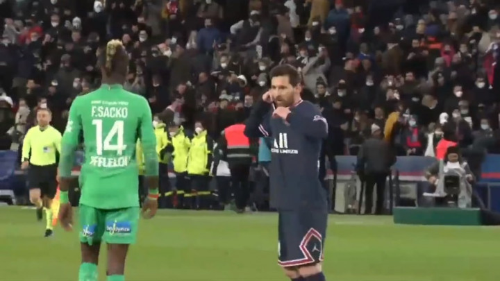 Momen Langka, Messi Justru 'Mengemis' <i>Jersey</i>