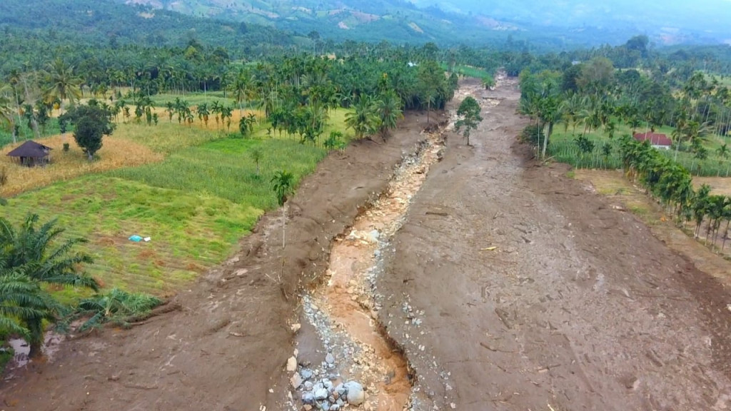 Kondisi jalan pascagempa Pasaman Barat. Foto: BNPB
